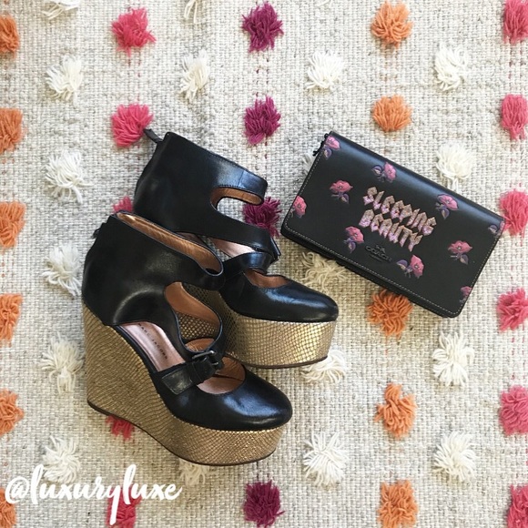 Meet your Posher! 💳 - Picture 3 of 7